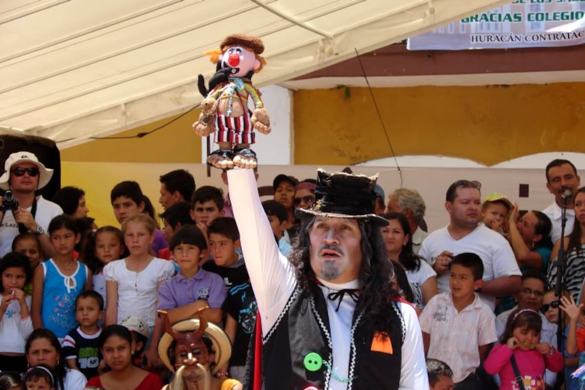 Acto de entierro del muñeco de la felicidad. (Foto: Xiomara Montañez/ Vanguardia Liberal)