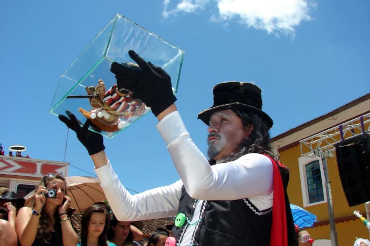 Acto de entierro del muñeco de la felicidad. (Foto: Xiomara Montañez/ Vanguardia Liberal)
