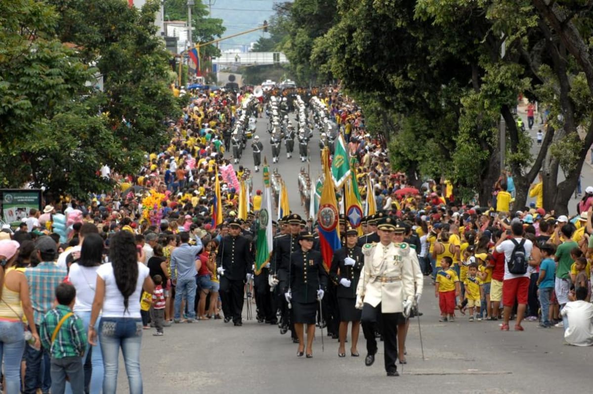Vea en imágenes el desfile del 20 de julio en Bucaramanga (Foto: Jaime del Río/VANGUARDIA LIBERAL)
