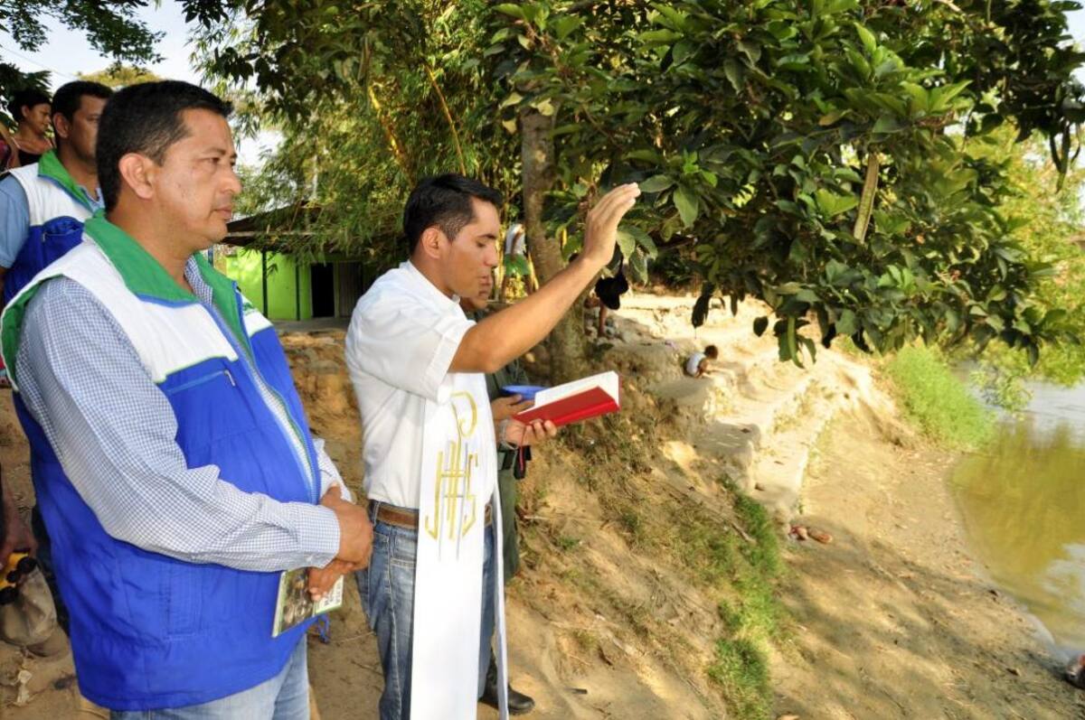 El párroco del municipio, Carlos Julio Bonilla, bendiciendo la liberación y pidiendo por las lluvias. (Foto: Suministrada por la Cdmb /VANGUARDIA LIBERAL)