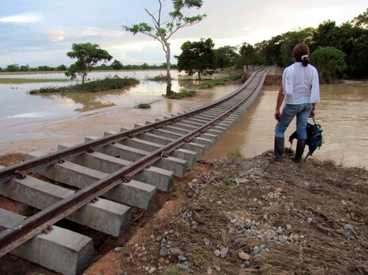 82 metros tiene el hueco que el río Lebrija abrió sobre la línea férrea que conduce a la estación de San Rafael de Lebrija. (Foto: Marco A. Rodríguez / VANGUARDIA LIBERAL)