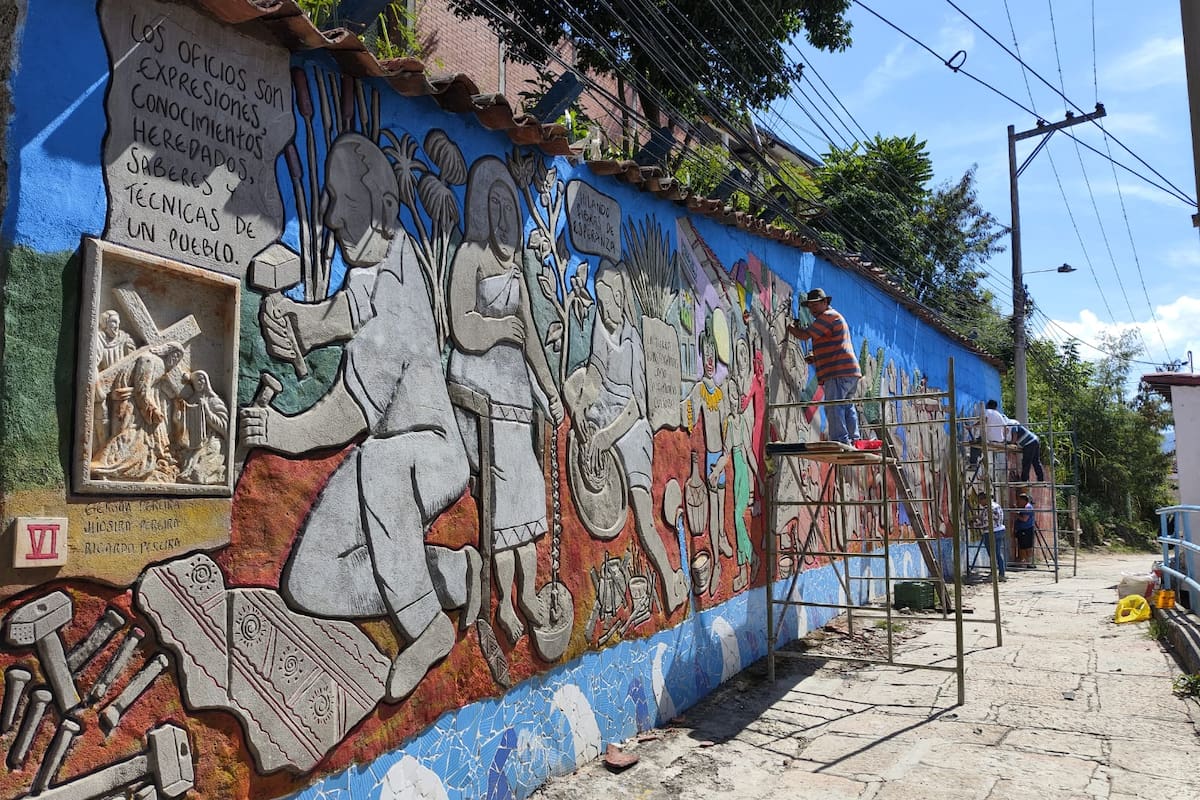 La reparación la adelantan artistas locales que participaron en la creación de los murales.