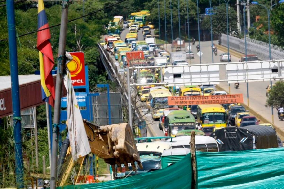 Trancones en plena hora 'pico'. (Foto: César Flórez / VANGUARDIA LIBERAL)