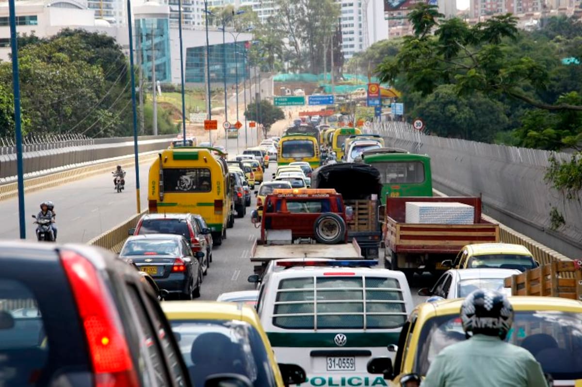 Trancones en plena hora 'pico'. (Foto: César Flórez / VANGUARDIA LIBERAL)