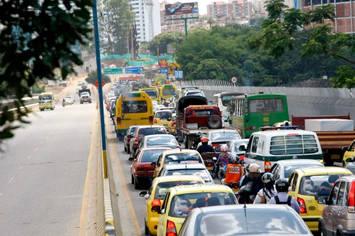 Trancones en plena hora 'pico'. (Foto: César Flórez / VANGUARDIA LIBERAL)