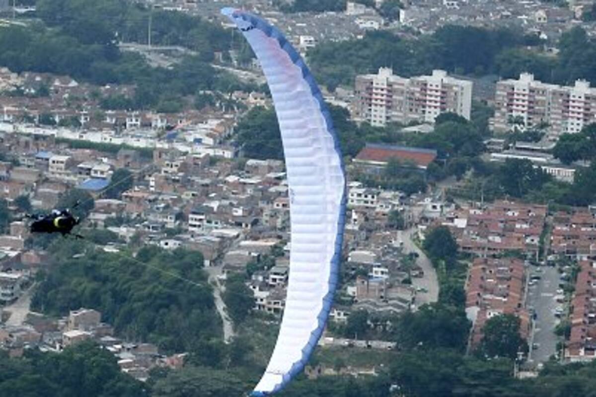 Acrobacias extremas en el cielo bumangués (Foto: César Flórez / VANGUARDIA LIBERAL)