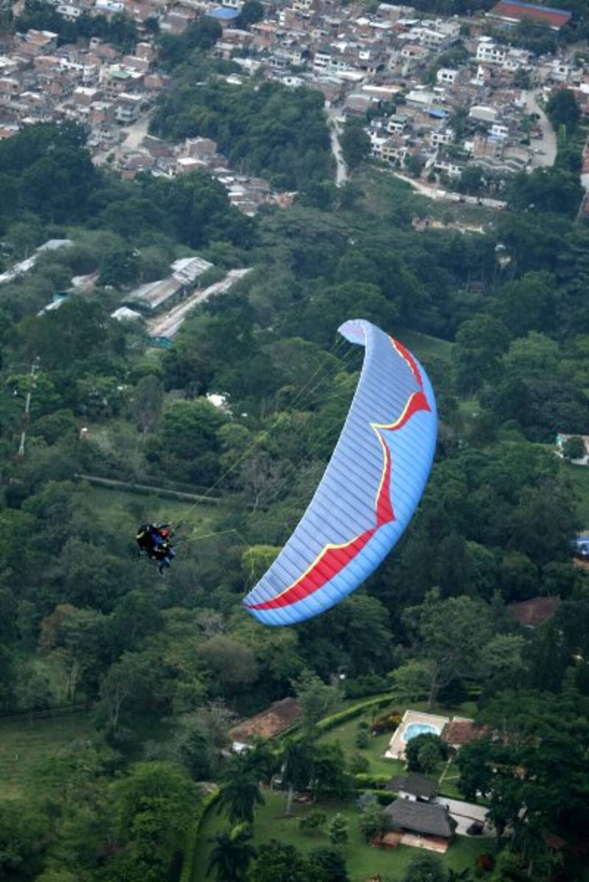 Acrobacias extremas en el cielo bumangués (Foto: César Flórez / VANGUARDIA LIBERAL)