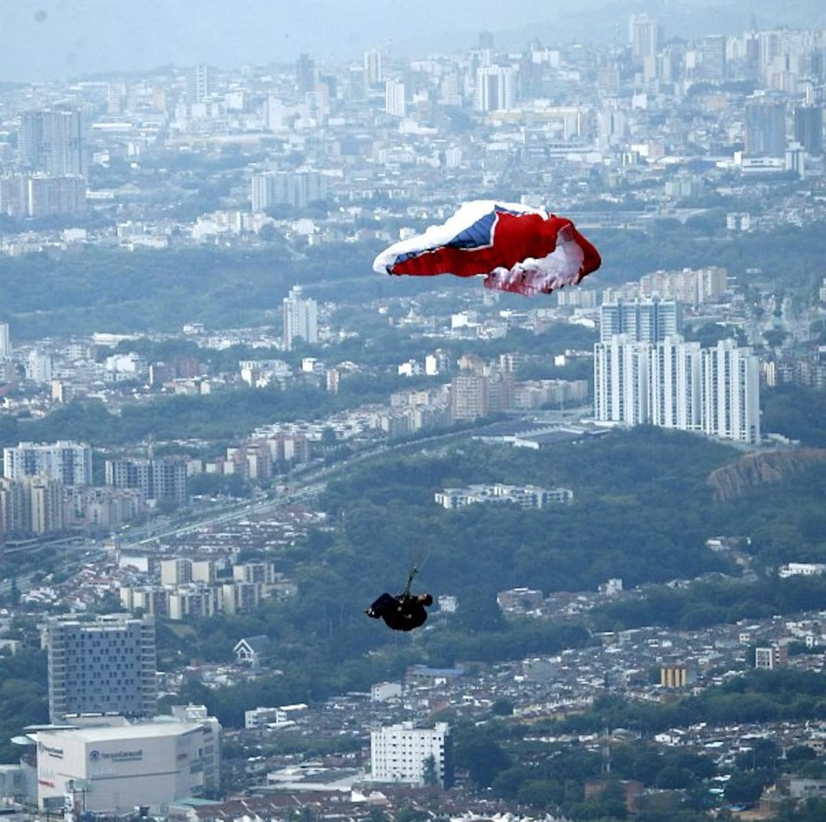 Acrobacias extremas en el cielo bumangués (Foto: César Flórez / VANGUARDIA LIBERAL)