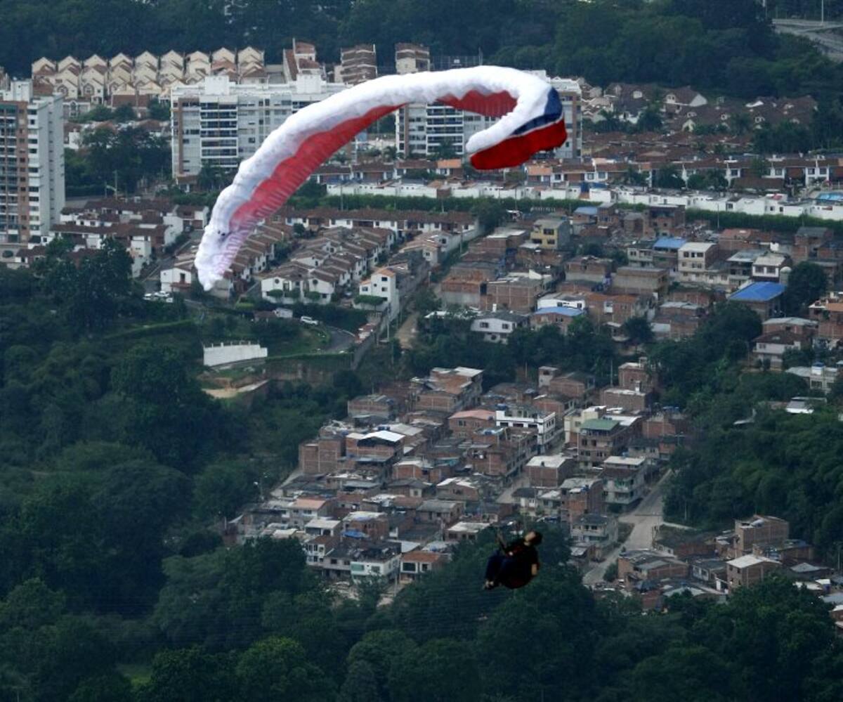 Acrobacias extremas en el cielo bumangués (Foto: César Flórez / VANGUARDIA LIBERAL)
