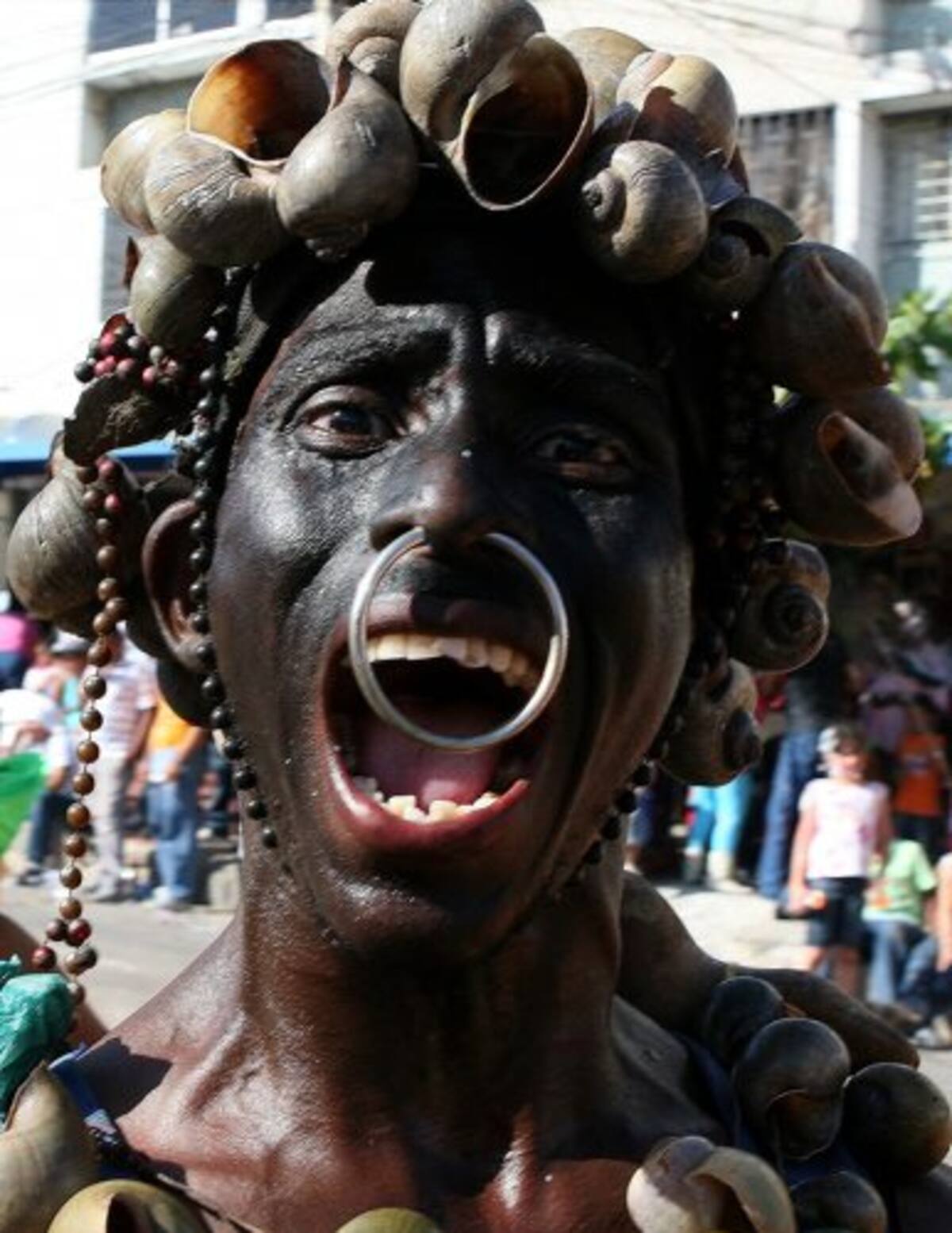 En la Batalla de Flores del Carnaval de la versión N°44 los asistentes interactúan de cerca con los personajes y bailadores del desfile. (Foto: AFP/ VANGUARDIA LIBERAL)