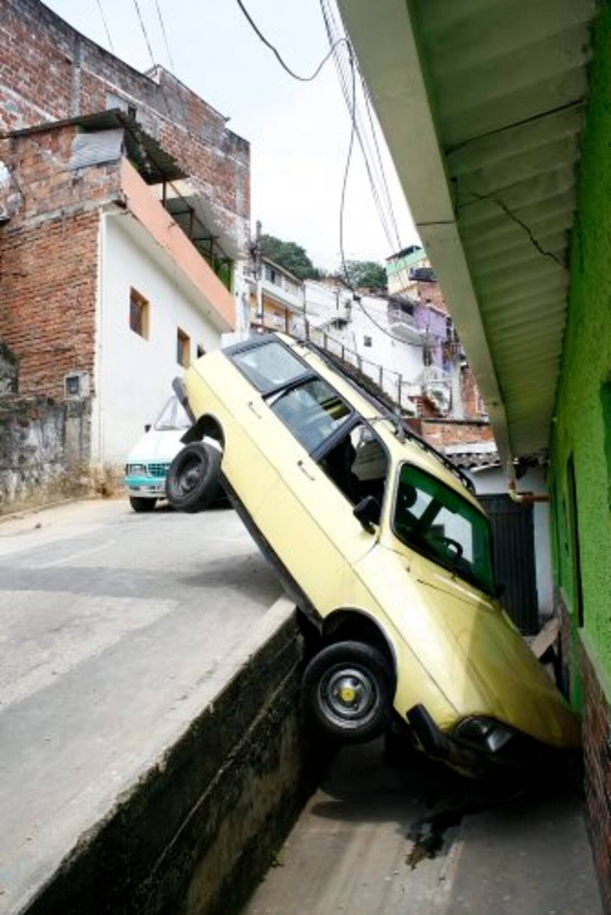 Vehículo se rueda y cae en una casa en el Álvarez (Foto: Marco Valencia/ Vanguardia Liberal)