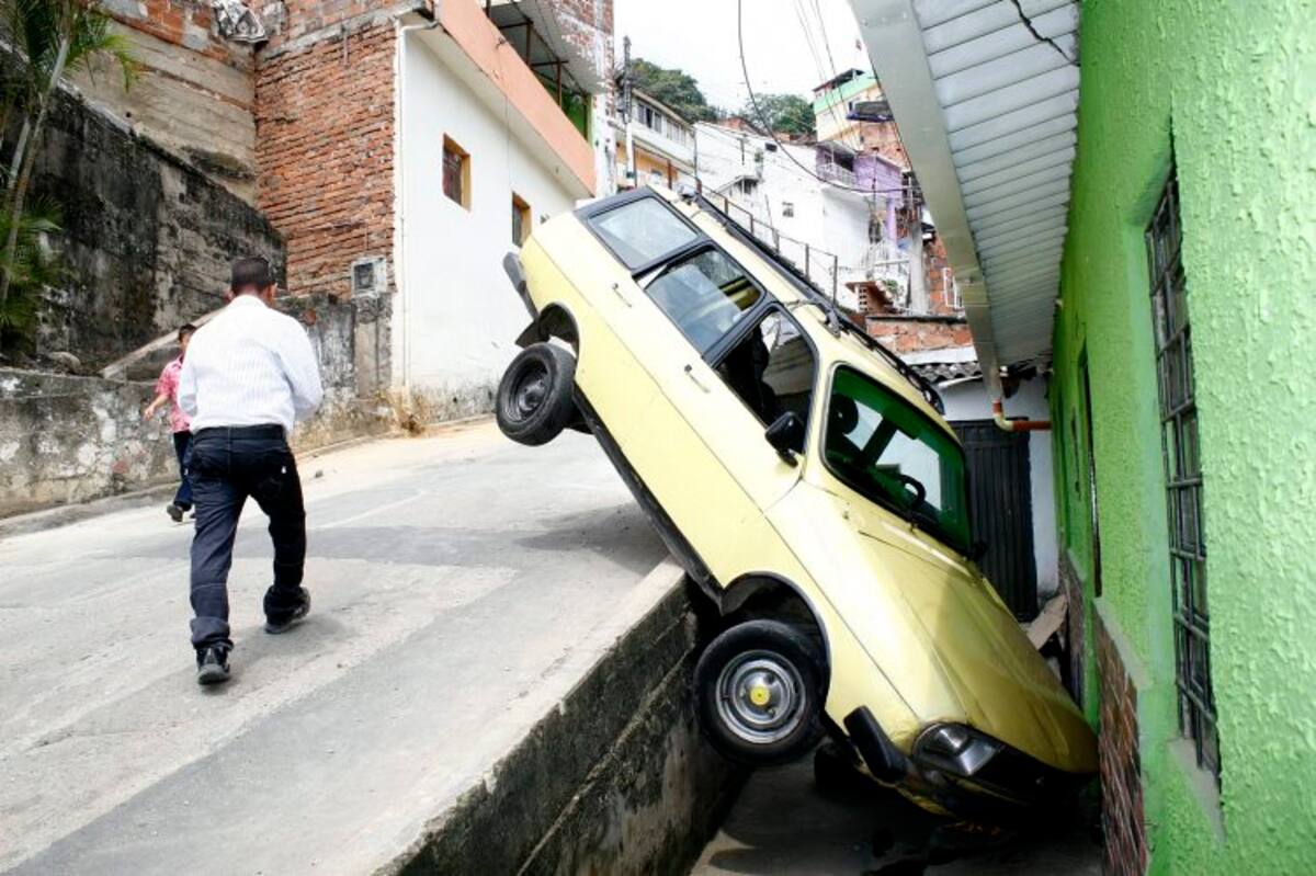 Vehículo se rueda y cae en una casa en el Álvarez (Foto: Marco Valencia/ Vanguardia Liberal)