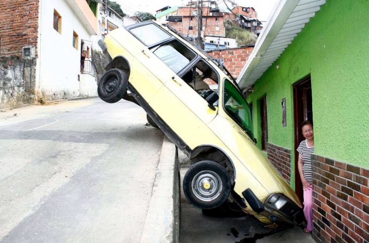 Vehículo se rueda y cae en una casa en el Álvarez (Foto: Marco Valencia/ Vanguardia Liberal)