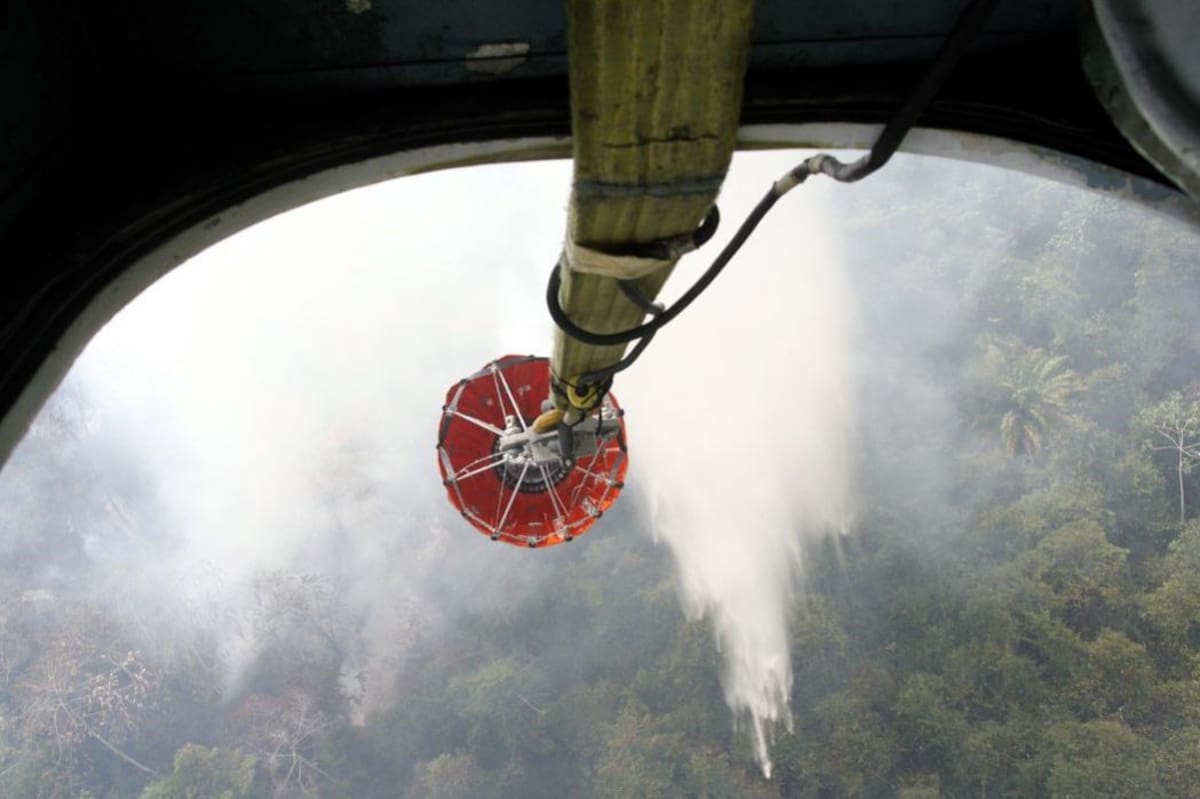 Desde el aire apagan gigantesco incendio forestal en Santander (Foto: Marco Valencia/VANGUARDIA LIBERAL)