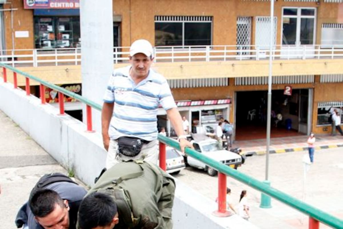 Policía frustró suicidio en puente peatonal del Centro de Bucaramanga (Foto: Marco Valencia / VANGUARDIA LIBERAL)