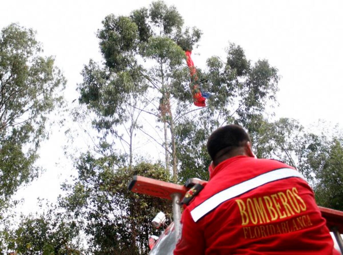 Así fue el rescate de la parapentista que quedó atrapada en un árbol (Foto: Marco Valencia / VANGUARDIA LIBERAL)