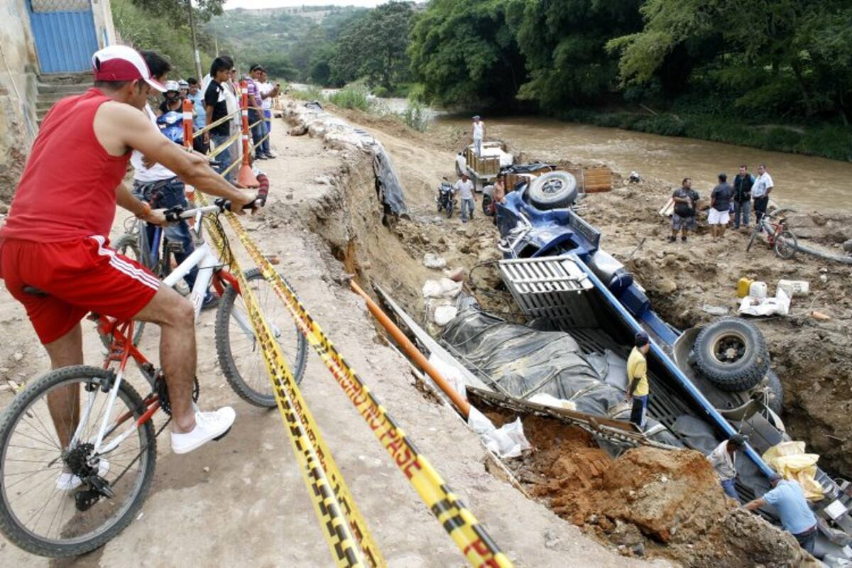 El accidente se registró en la vía que comunica a los municipios de Girón y Zapatoca. (Foto: Marco Valencia / Vanguardia Liberal)
