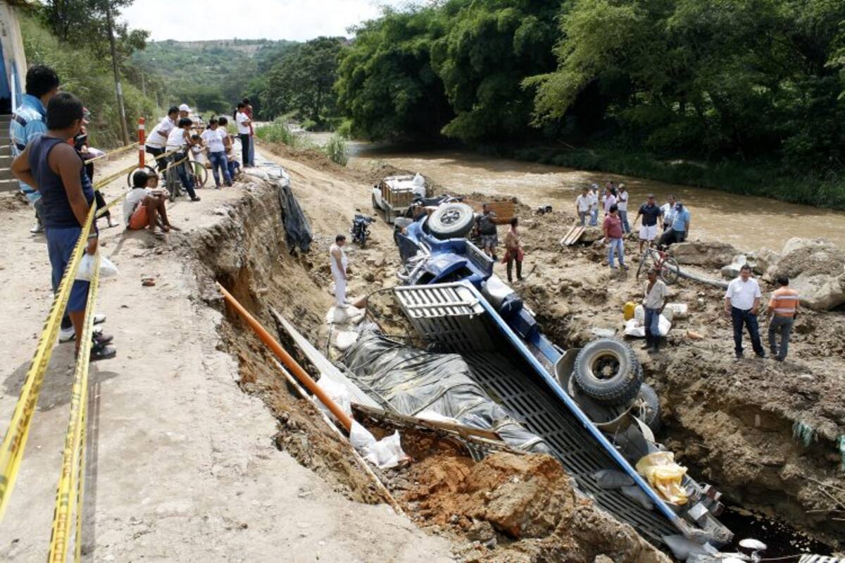 El accidente se registró en la vía que comunica a los municipios de Girón y Zapatoca. (Foto: Marco Valencia / Vanguardia Liberal)