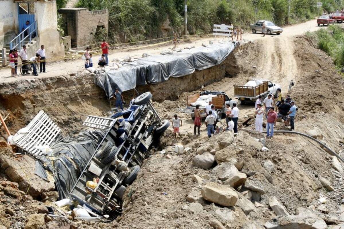 El accidente se registró en la vía que comunica a los municipios de Girón y Zapatoca. (Foto: Marco Valencia / Vanguardia Liberal)