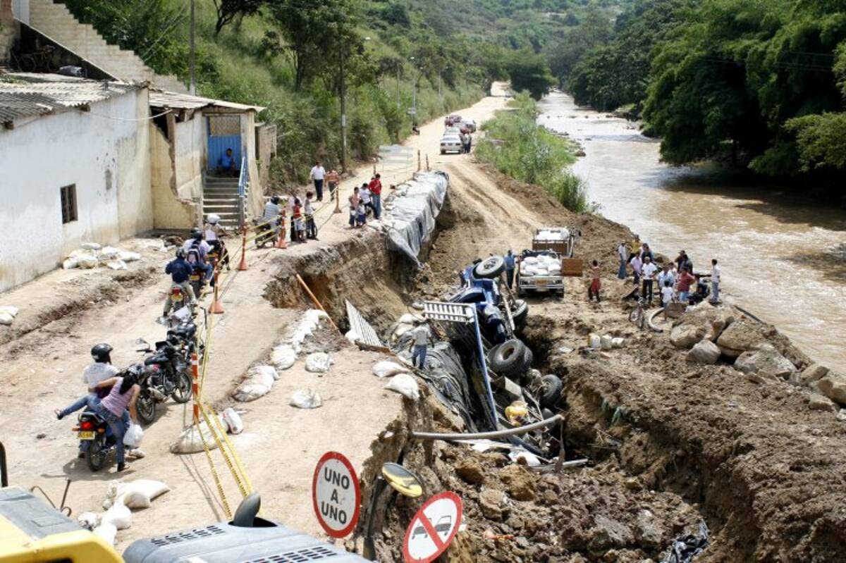 El accidente se registró en la vía que comunica a los municipios de Girón y Zapatoca. (Foto: Marco Valencia / Vanguardia Liberal)