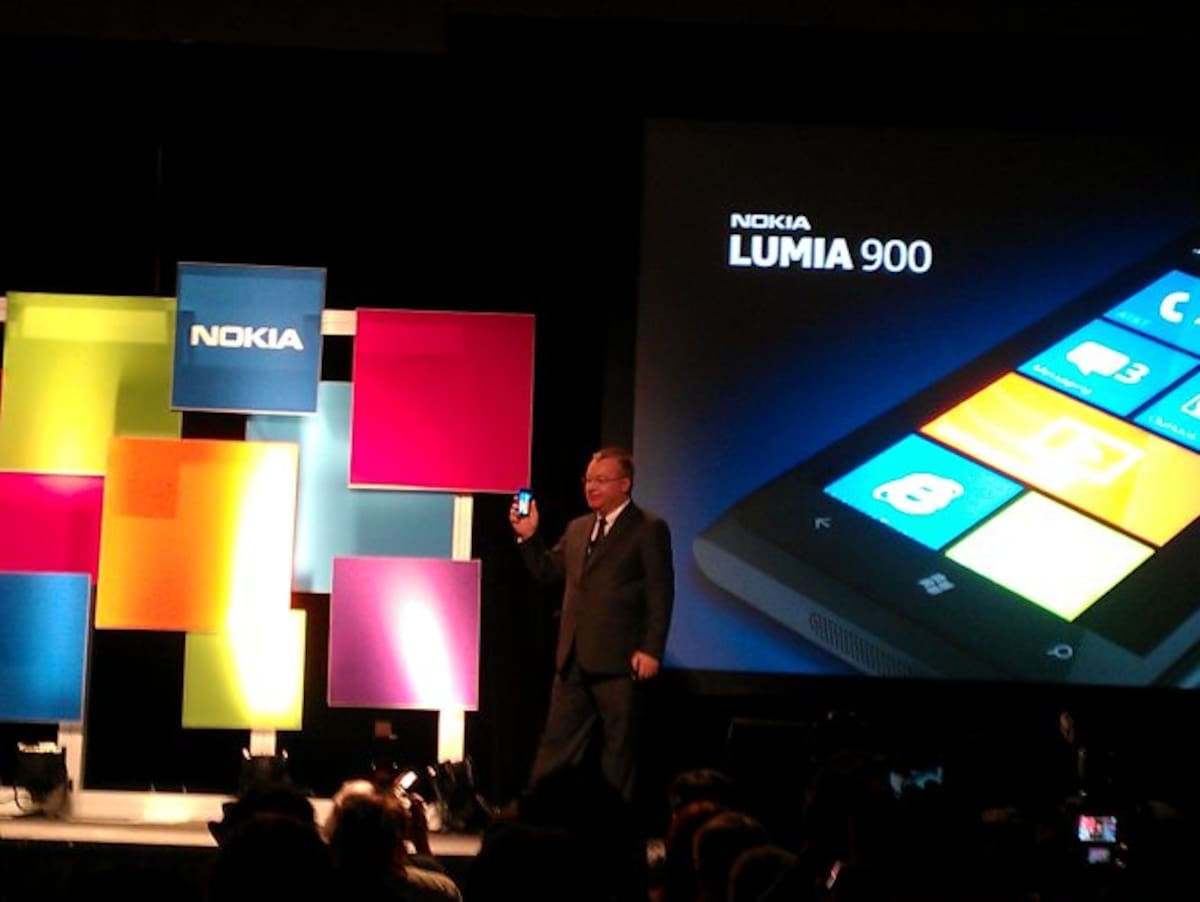 - El teléfono Lumia 900 con pantalla táctil de Nokia. (Foto: Tomada de internet)