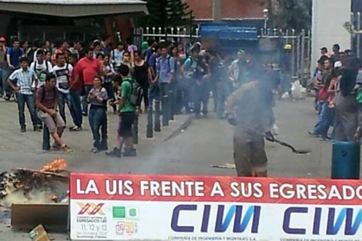 Encapuchados en la UIS se apoderaron de moto de la Policía (Foto: Suministrada/ VANGUARDIA LIBERAL)