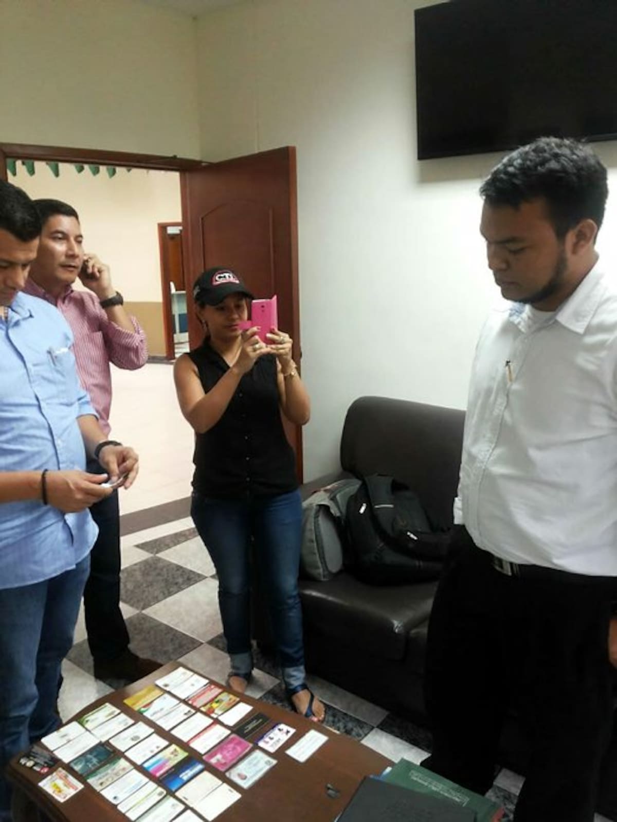 Varios documentos falsos le fueron incautados a Jeison Jair Cuello García, quien se hacía pasar como embajador del Líbano. (Foto: Suministrada/VANGUARDIA LIBERAL)
