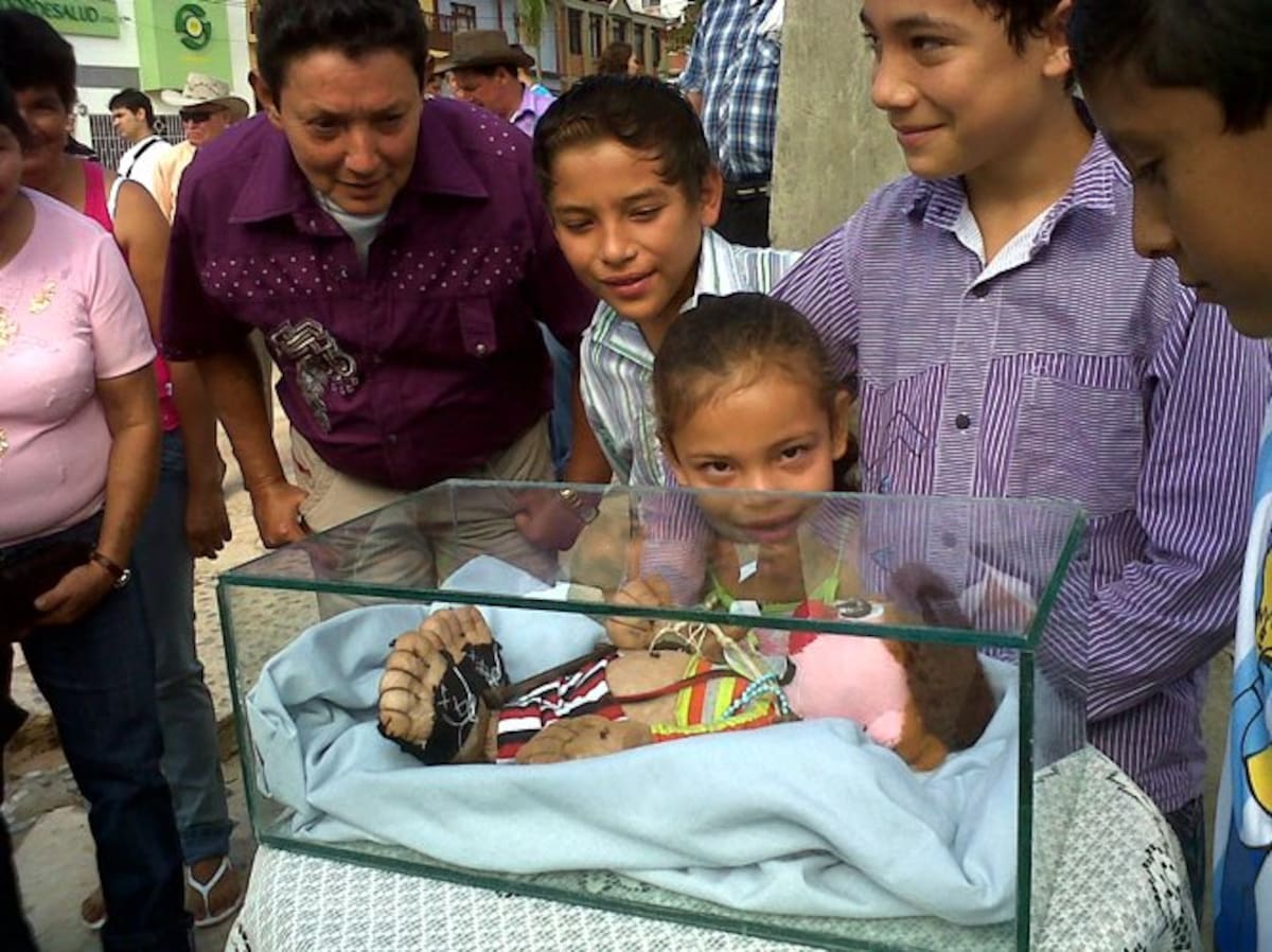 Acto de entierro del muñeco de la felicidad. (Foto: Xiomara Montañez/ Vanguardia Liberal)