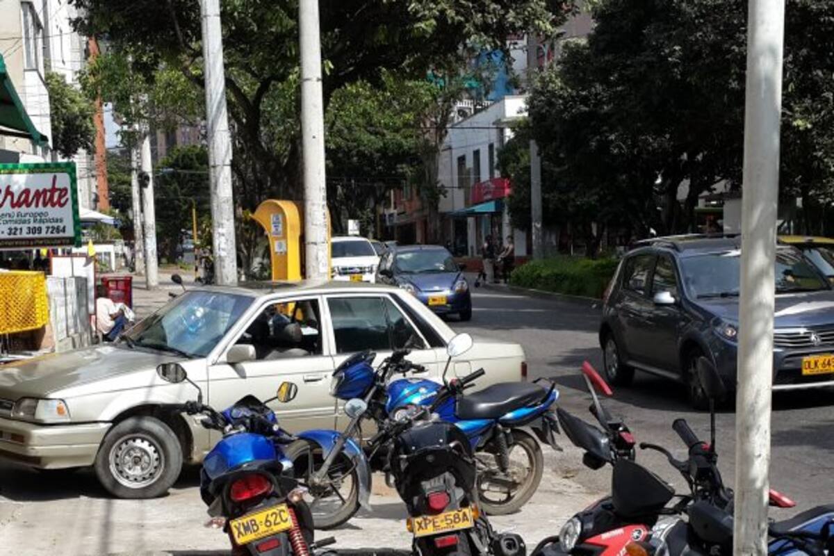 Invasión de motos y carros en andenes de Bucaramanga (Foto: Suministrada Juan Miguel Barragán/ VANGUARDIA LIBERAL)