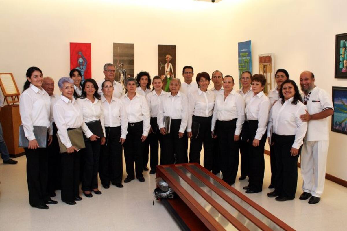 Ella María Arenas, Judith Sanabria, Carmen Elena Ordoñez, Cecilia Bermúdez, Josefa Palencia, Sofía Mendoza, Margarita Contreras, Socorro Estupiñan, Greisy González, Henry Palencia Naranjo, Silvia Arciniegas, Efraín González, Camila Cabra, Hermes Sarmiento Osorio, Victoria Barrera González, Margarita Rosa Sánchez, Alberto Cárdenas, Nelson Hernández, Josefa Bonet de Niño y Miriam Hernández Garay. (Foto: Mauricio Betancourt)