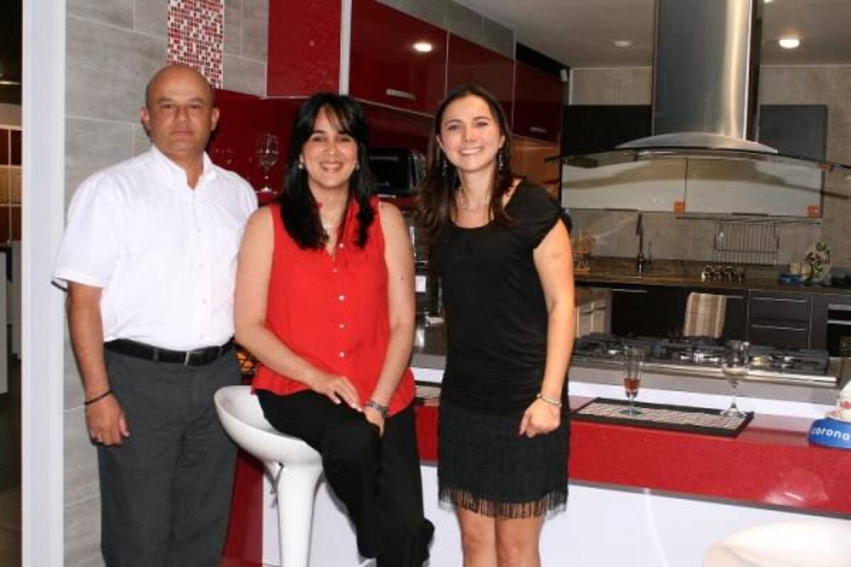 Luis Enrique González, gerente de tienda cerámica; María Victoria Gómez, gerente Operaciones de Hipercentro y Johana Castillo, gerente de Mercadeo Almacenes Corona.(Foto: Mauricio Betancourt)