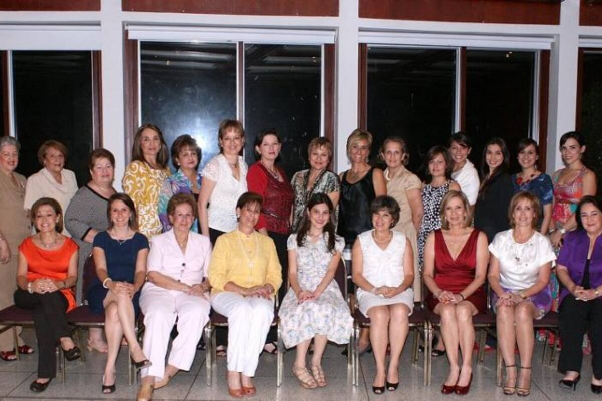 Mary Vargas, Betty de Uribe, Cecilia de Rey, Beatriz Clemencia Uribe, Claudia Sofía Mantilla, Patricia Rincón, Lucero de Castillo, Estella Ordoñez, Amparo de Rey, Marina Eslava, María Elena Loza, Gloria Loza,Margarita Gómez, Alba González, Dalia Sepúlveda, Andrea Serrano, Liliana Pinilla, Silvia Rúgeles, Viviana Gómez, Beatriz de Dangond, Beatriz Elena Dangond, Catalina Durán Quevedo, Claudia Quevedo, Martha Blanco, Nancy de Ardila y Martha Elba de Cavanzo. (Foto: Mauricio Betancourt)