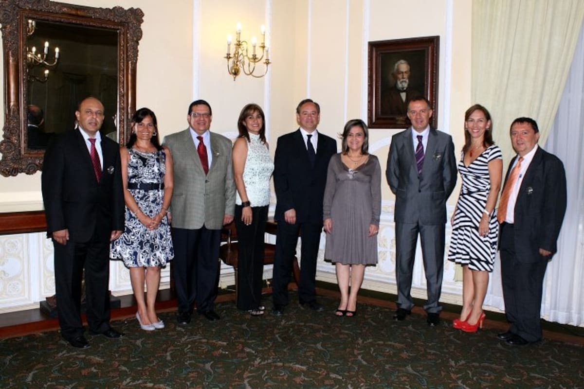 Omar Méndez Navas, Irma Calderón, Antonio Candela, Martha Cecilia Mendoza, Mariano Zafra, Martha Liliana Rincón Rodríguez, Gustavo Berraza, Esmeralda Delgado y Arturo Navas. (Foto: Mauricio Betancourt)