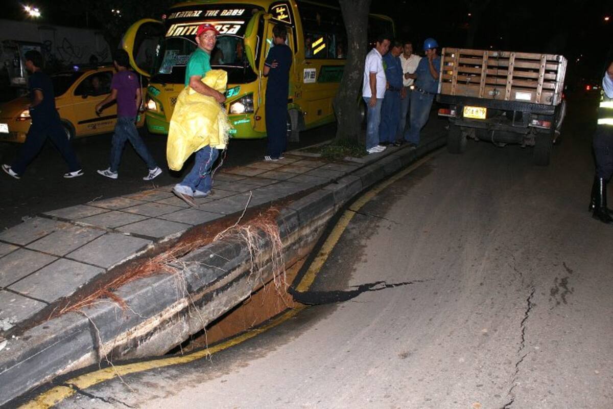 Se hundió la vía en la carrera 33 con calle 49. (Foto: Mauricio Betancourt/Vanguardia Liberal)