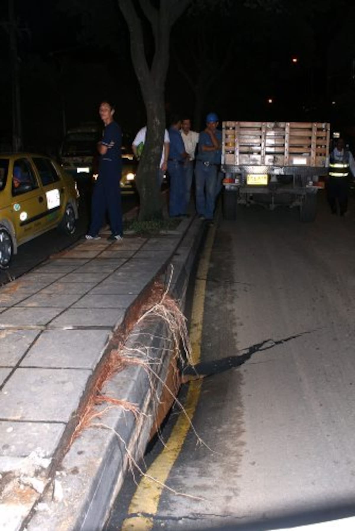 Se hundió la vía en la carrera 33 con calle 49. (Foto: Mauricio Betancourt/Vanguardia Liberal)