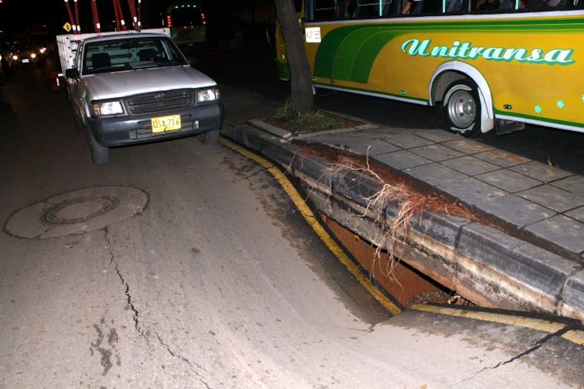 Se hundió la vía en la carrera 33 con calle 49. (Foto: Mauricio Betancourt/Vanguardia Liberal)
