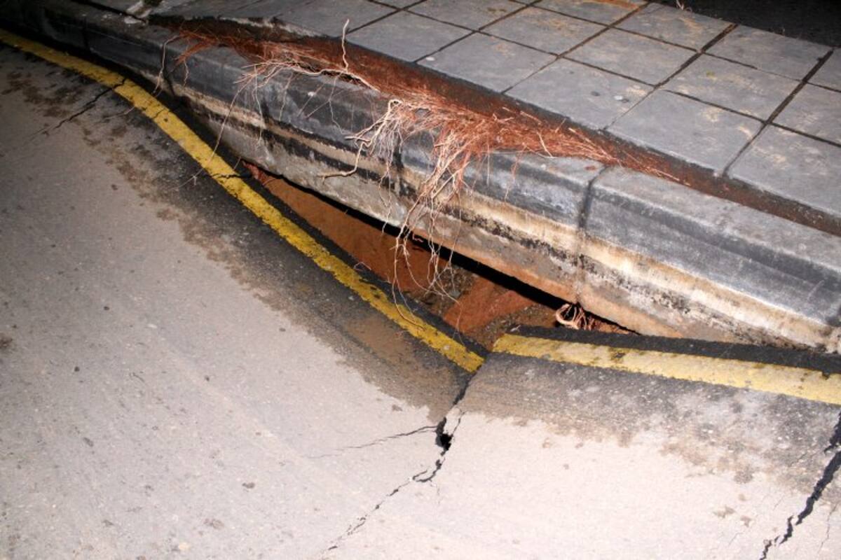 Se hundió la vía en la carrera 33 con calle 49. (Foto: Mauricio Betancourt/Vanguardia Liberal)
