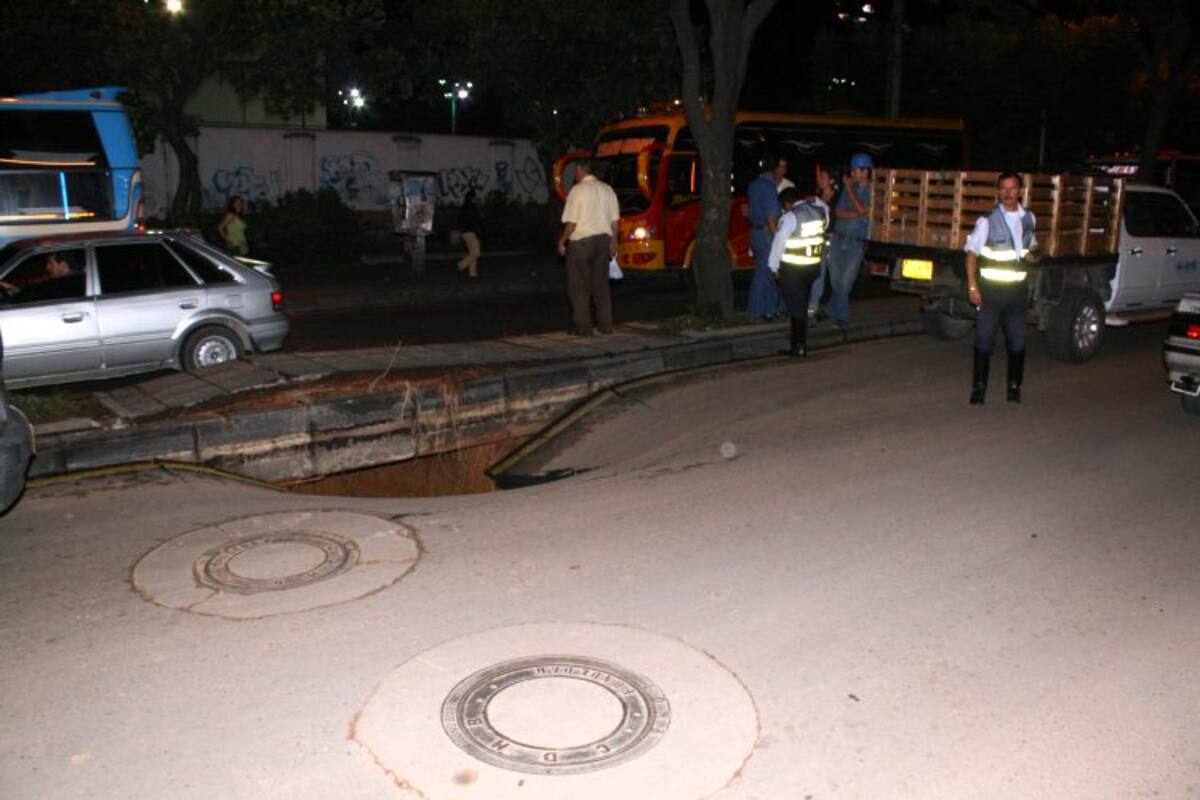 Se hundió la vía en la carrera 33 con calle 49. (Foto: Mauricio Betancourt/Vanguardia Liberal)