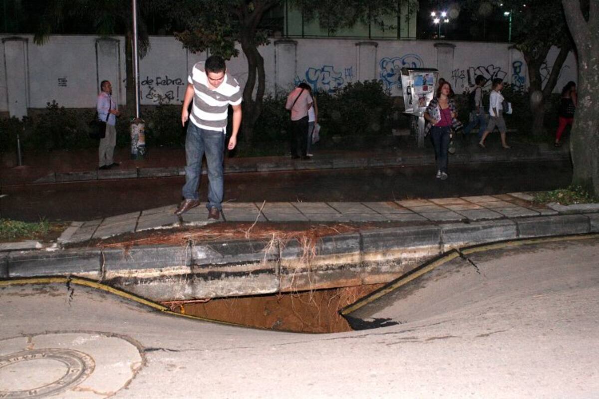 Se hundió la vía en la carrera 33 con calle 49. (Foto: Mauricio Betancourt/Vanguardia Liberal)