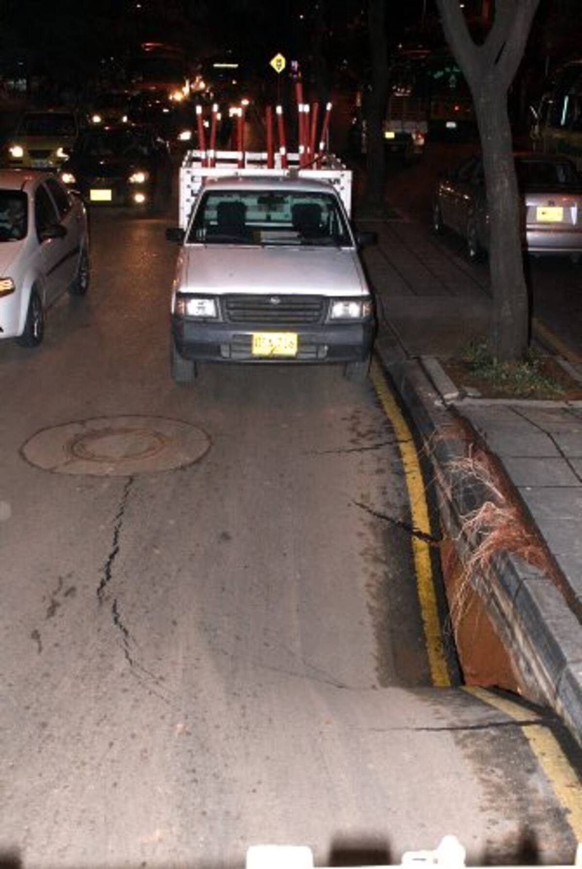 Se hundió la vía en la carrera 33 con calle 49. (Foto: Mauricio Betancourt/Vanguardia Liberal)