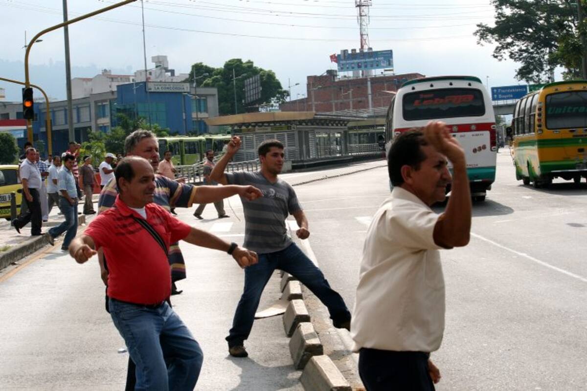 Los manifestantes les lanzaron huevos a los carros de los conductores que no se unieron al paro. (Foto: Mauricio Betancourt / VANGUARDIA LIBERAL)