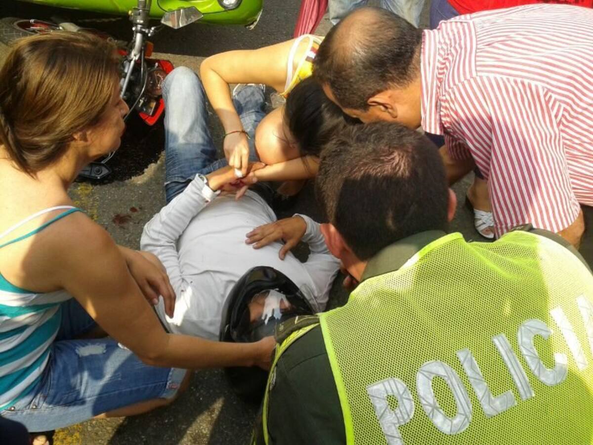 Imprudencia de motociclista generó accidente en Ciudadela (Foto: MILTON VELOSA/VANGUARDIA LIBERAL)