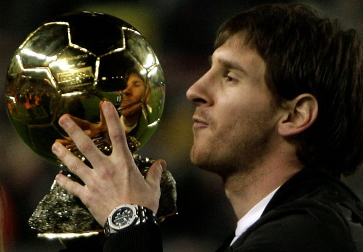 Lionel Messi y el balón de oro, trofeo al mejor jugador por la FIFA. (Foto: Tomada de internet )