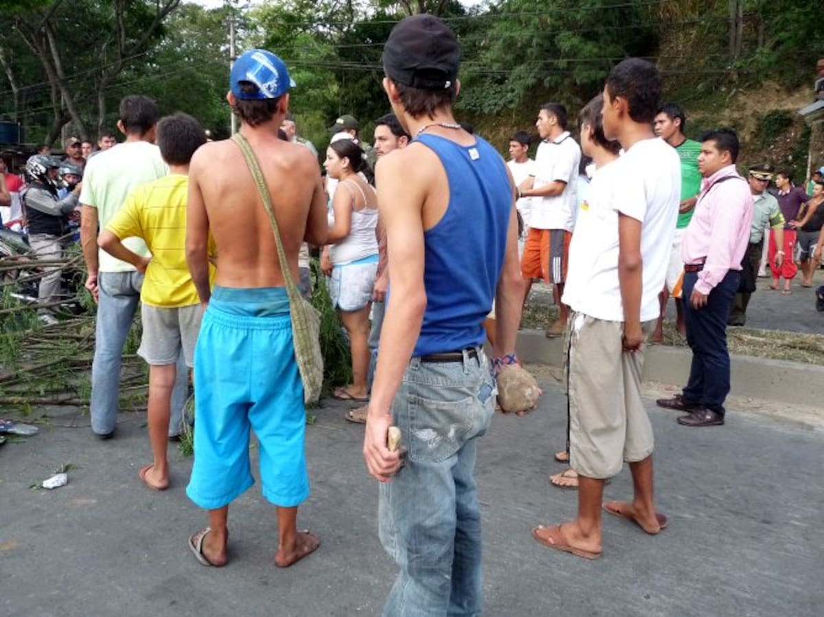 Con piedras se armó la comunidad para enfrentarse al Esmad si intentaba acercarse a la zona. (Foto: Nelson Díaz/VANGUARDIA LIBERAL)