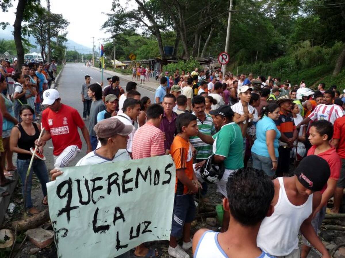 "Queremos la luz" era el grito que se escuchaba por parte de los habitantes de Chimitá. (Foto: Nelson Díaz/VANGUARDIA LIBERAL)