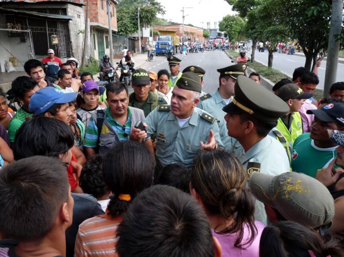 La policía fue la encargada de calmar a la comunidad y darle un parte de tranquilidad frente a la situación. (Foto: Nelson Díaz/VANGUARDIA LIBERAL)