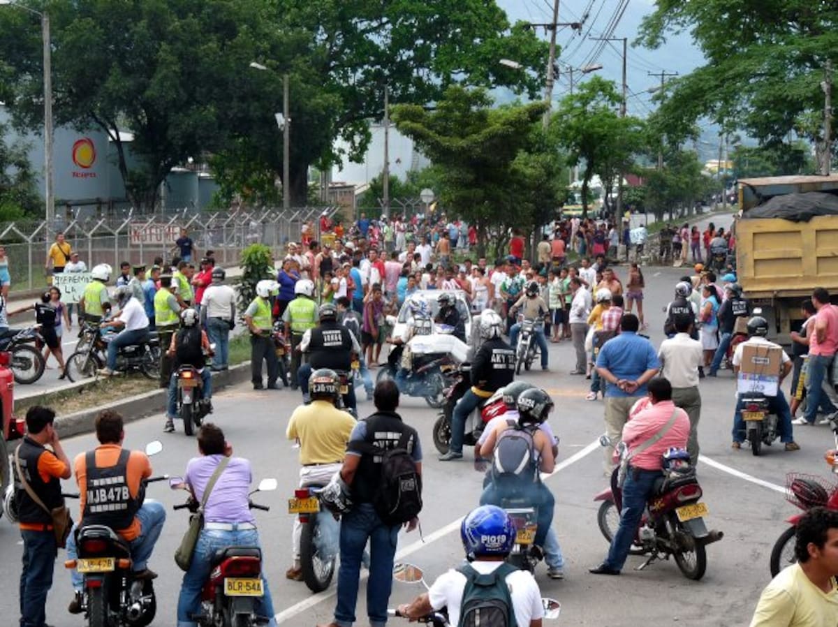 Transeuntes y habitantes hacían parte de la masa que se aglomeró en el lugar. (Foto: Nelson Díaz/VANGUARDIA LIBERAL)