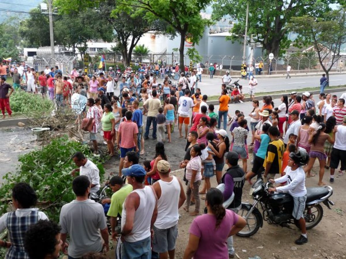 Una cadena humana llamó la atención de las autoridades quienes llegaron a imponer el orden. (Foto: Nelson Díaz/VANGUARDIA LIBERAL)