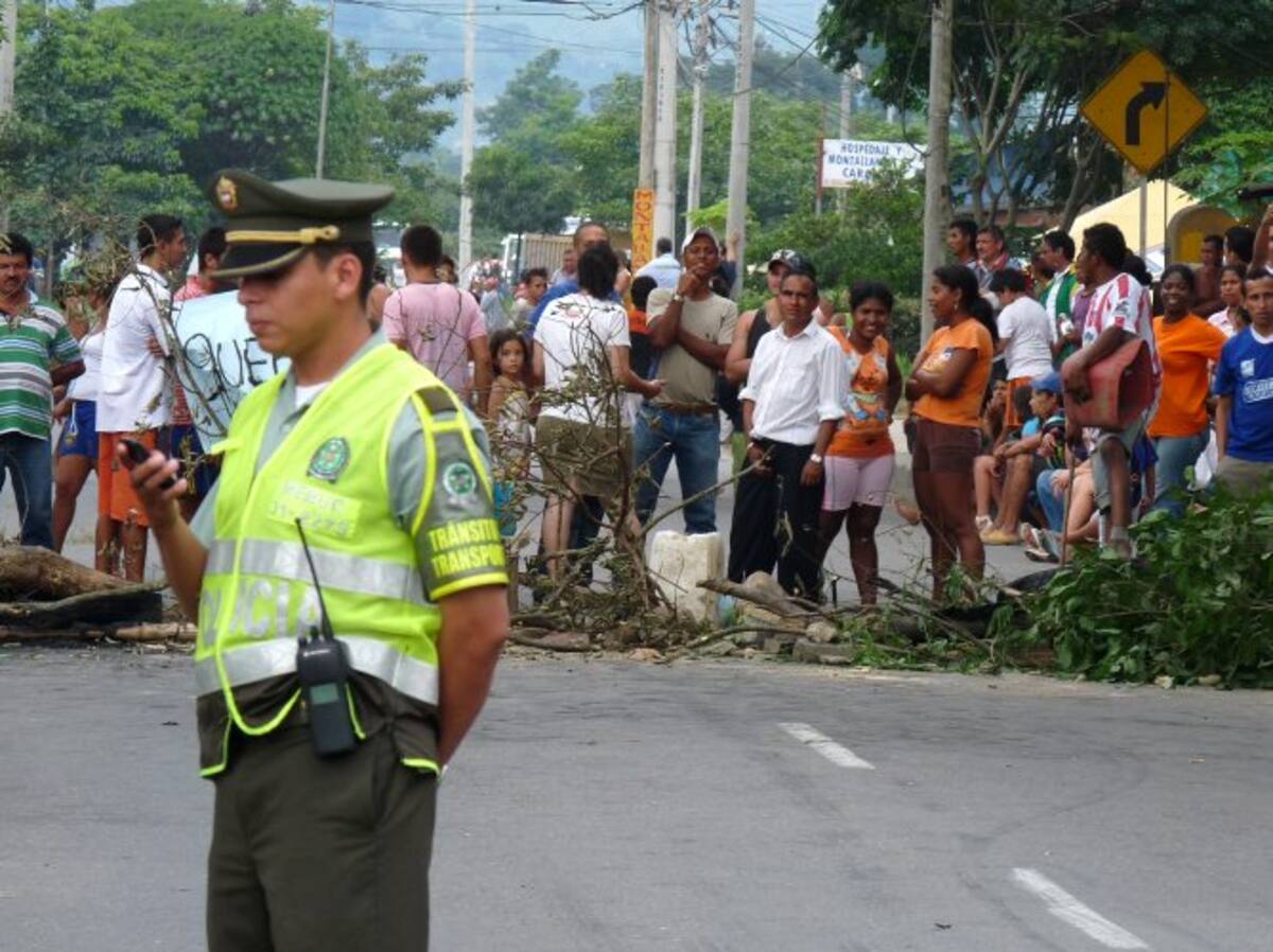 Habitantes se atravezaron en la vía para impedir el paso de vehículos. (Foto: Nelson Díaz/VANGUARDIA LIBERAL)