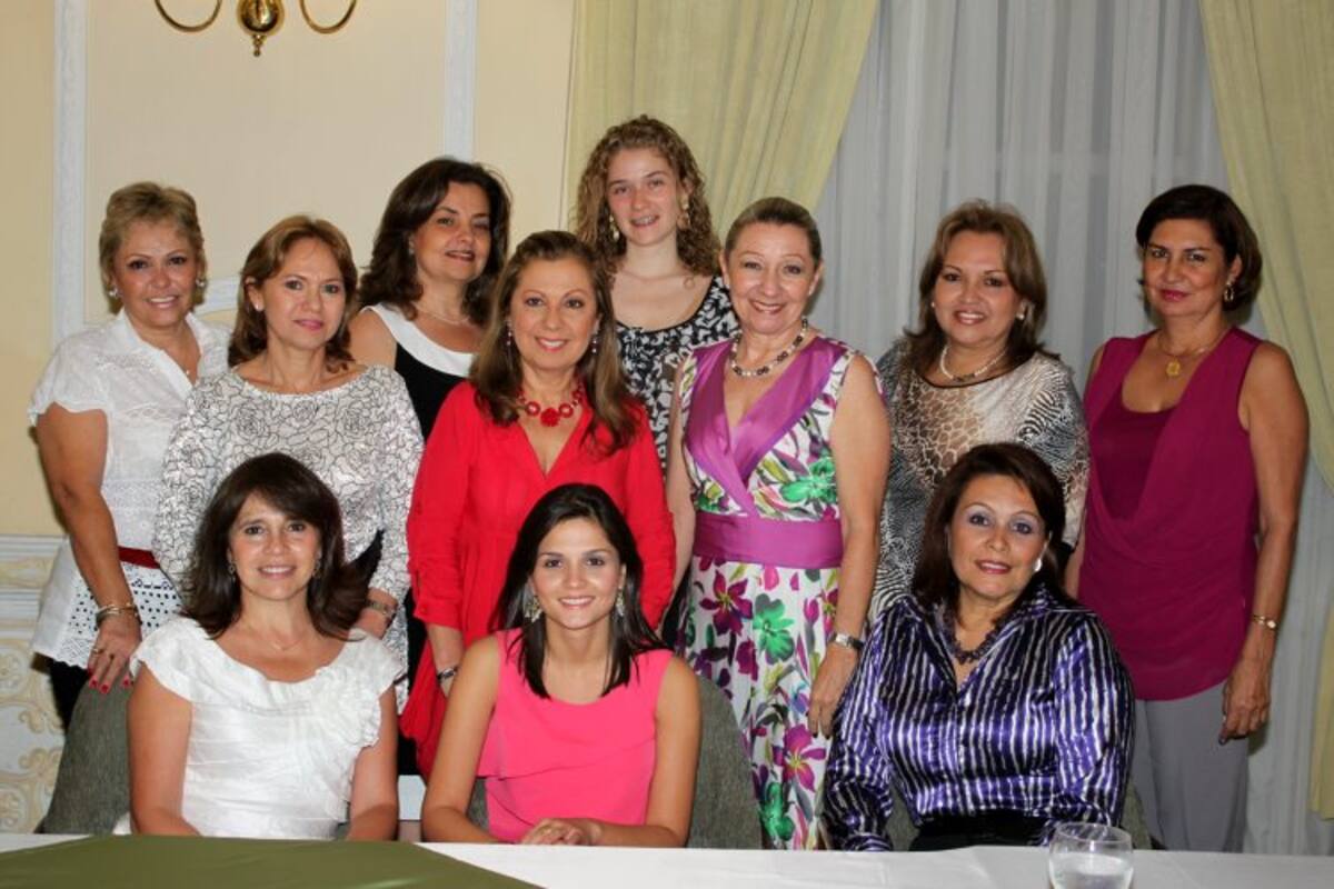 Silvia Rueda de Mutis, Carolina Serrano, Lucia Beatriz Gómez de Serrano, Alba Leonor Ojeda, Ayde de Pico, Ana Margarita Uscategui, María del Pilar Ospina, Isabel Reyes, María Mercedes Uscategui, Cristina Ojeda y Helga Gómez. (Foto: Nelson Díaz/ VANGUARDIA LIBERAL )